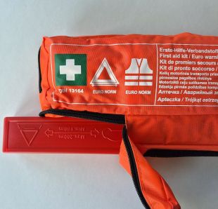 Apteczka samochodowa DIN 13164 45x14x5 + trójkąt ostrzegawczy + kamizelka odblaskowa
