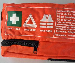 Apteczka samochodowa DIN 13164 45x14x5 + trójkąt ostrzegawczy + kamizelka odblaskowa