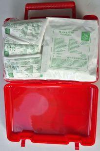 Apteczka zakładowa przemysłowa przenośna 26x17x8 wieszak na ścianę - czerwona