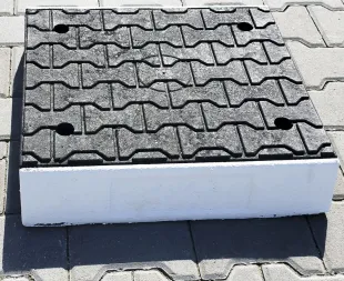 Azyl drogowy, wysepka drogowa PCV - czarny - element środek
