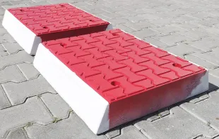Azyl drogowy, wysepka drogowa PCV - czerwony - element środek