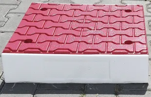 Azyl drogowy, wysepka drogowa PCV - czerwony - element środek