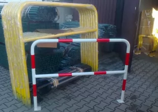 Bariera chodnikowa U-12a biało-czerwona z poprzeczką - na stopie