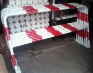 Bariera chodnikowa U-12a segmentowa rurowa z porzeczką - stopa - biało-czerwona