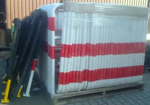 Bariera chodnikowa U-12a segmentowa rurowa z porzeczką - stopa - biało-czerwona