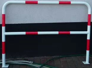 Bariera chodnikowa U-12a segmentowa rurowa z porzeczką - stopa - biało-czerwona