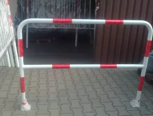 Bariera chodnikowa U-12a segmentowa rurowa z porzeczką - stopa - biało-czerwona