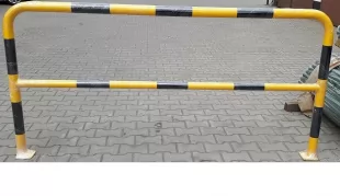 Bariera chodnikowa U-12a żółto-czarna z porzeczką - na stopie