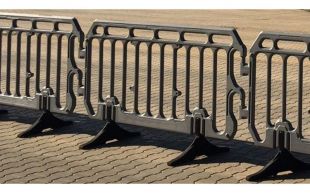 Barierka drogowa Enigma - zapora zabezpieczająca, ostrzegawcza, tymczasowa U-20 PCV szara z nóżkami