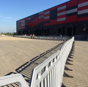 Barierka drogowa Enigma - zapora zabezpieczająca, ostrzegawcza, tymczasowa U-20 PCV szara z nóżkami