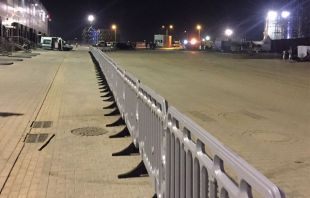 Barierka drogowa Enigma - zapora zabezpieczająca, ostrzegawcza, tymczasowa U-20 PCV szara z nóżkami