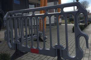 Barierka drogowa Enigma - zapora zabezpieczająca, ostrzegawcza, tymczasowa U-20 PCV z nóżkami