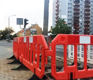 Barierka drogowa Neos / Gate - zapora zabezpieczająca, ostrzegawcza, tymczasowa U-20 PCV czerwona z nóżkami