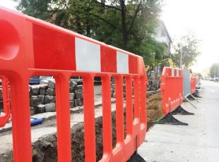 Barierka drogowa Neos / Gate - zapora zabezpieczająca, ostrzegawcza, tymczasowa U-20 PCV czerwona z nóżkami