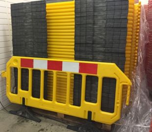 Barierka drogowa Neos Yel - zapora zabezpieczająca, ostrzegawcza, tymczasowa U-20 PCV żółta z nóżkami