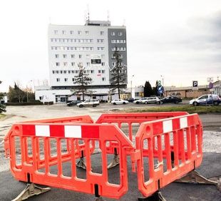 Barierka drogowa Neos Yel - zapora zabezpieczająca, ostrzegawcza, tymczasowa U-20 PCV żółta z nóżkami