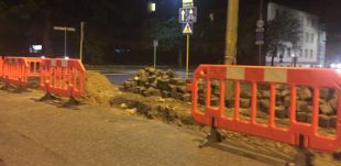 Barierka drogowa Neos Yel - zapora zabezpieczająca, ostrzegawcza, tymczasowa U-20 PCV żółta z nóżkami