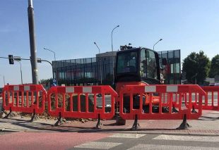 Barierka drogowa Neos Yel - zapora zabezpieczająca, ostrzegawcza, tymczasowa U-20 PCV żółta z nóżkami