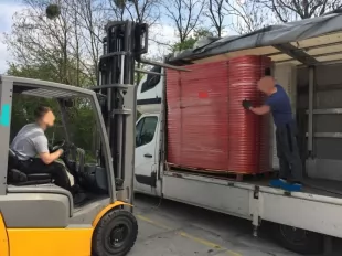 Barierka drogowa Neos Yel - zapora zabezpieczająca, ostrzegawcza, tymczasowa U-20 PCV żółta z nóżkami