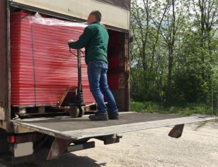 Barierka drogowa Neos Yel - zapora zabezpieczająca, ostrzegawcza, tymczasowa U-20 PCV żółta z nóżkami