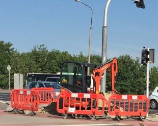 Barierka drogowa Neos Yel - zapora zabezpieczająca, ostrzegawcza, tymczasowa U-20 PCV żółta z nóżkami