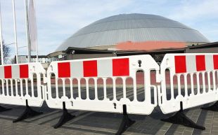 Barierka drogowa Revia / Eurovision - zapora zabezpieczająca, ostrzegawcza, tymczasowa biała plastikowa