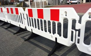 Barierka drogowa Revia / Eurovision - zapora zabezpieczająca, ostrzegawcza, tymczasowa biała plastikowa