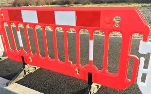 Barierka drogowa Scavia - zapora zabezpieczająca, ostrzegawcza, tymczasowa U-20 PCV czerwona z nóżkami