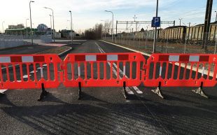 Barierka drogowa Scavia - zapora zabezpieczająca, ostrzegawcza, tymczasowa U-20 PCV czerwona z nóżkami