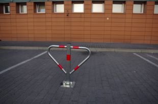 Blokada parkingowa na kłódkę - Motyl 60 cm, ocynkowana