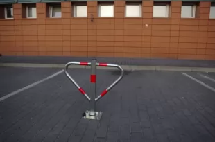 Blokada parkingowa na kłódkę - Motyl 60 cm, ocynkowana