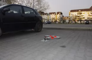 Blokada parkingowa na kłódkę - Motyl 60 cm, ocynkowana