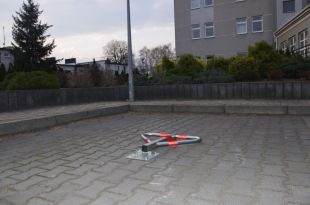 Blokada parkingowa na kłódkę - Motyl 60 cm, ocynkowana