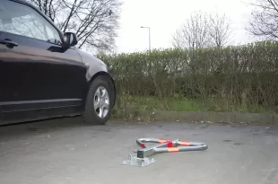 Blokada parkingowa na kłódkę - Motyl 60 cm, ocynkowana