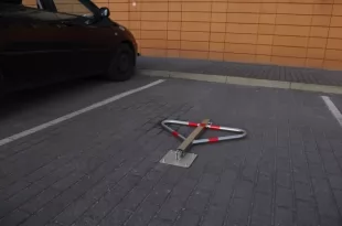 Blokada parkingowa na klucz - Motyl 75 cm, ocynkowana