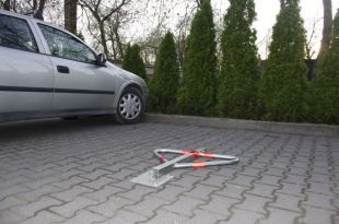 Blokada parkingowa na klucz - Motyl 75 cm, ocynkowana