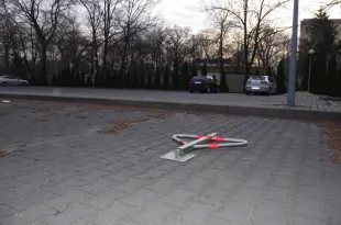 Blokada parkingowa na klucz - Motyl 75 cm, ocynkowana