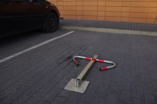 Blokada parkingowa - zamek na klucz - typu mewa 60 cm - ocynkowany