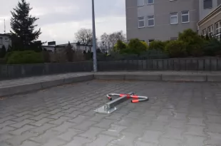 Blokada parkingowa - zamek na klucz - typu mewa 60 cm - ocynkowany