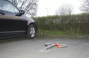 Blokada parkingowa - zamek na klucz - typu mewa 60 cm - ocynkowany