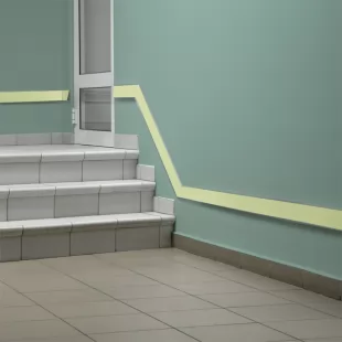Ciąg naścienny systemu niskiego oświetlenia SWGS - PCV - znak ewakuacyjny - AC210