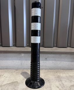 czarny słupek blokujący T-flex, biała folia odblaskowa