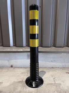 czarny słupek blokujący T-flex, żółta folia odblaskowa