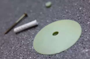 Droga ewakuacyjna - znacznik drogowy (z otworem na śrubę montażową) - znak ewakuacyjny - AC218b