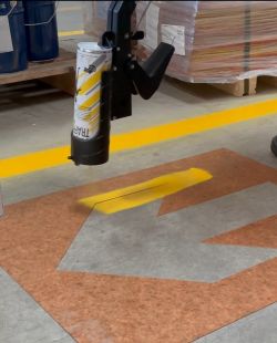 Farba drogowa w sprayu Ampere Traffic do betonu, do malowania linii