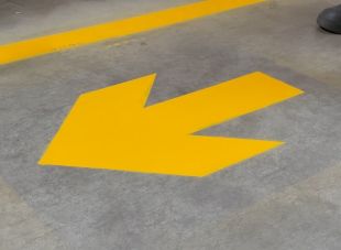 Farba drogowa w sprayu Ampere Traffic do betonu, do malowania linii