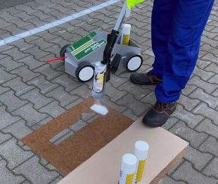 Farba drogowa w sprayu Ampere Traffic Extra do betonu, do malowania linii