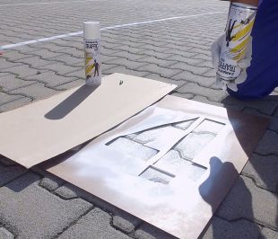 Farba drogowa w sprayu Ampere Traffic Extra do betonu, do malowania linii