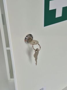kluczyki do zakładowej metalowej apteczki pierwszej pomocy