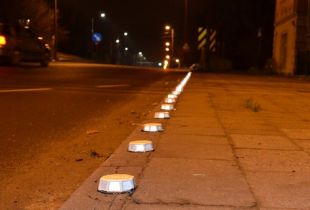 Kocie oczko - najezdniowy, punktowy element odblaskowy - z tworzywa, kotwiony